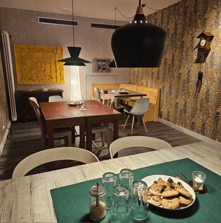 Im Cafe Niaz in Aachen leckerer Kaffee Röstereien Dachstein aus Österreich und Schwarzwild aus dem Schwarzwald.